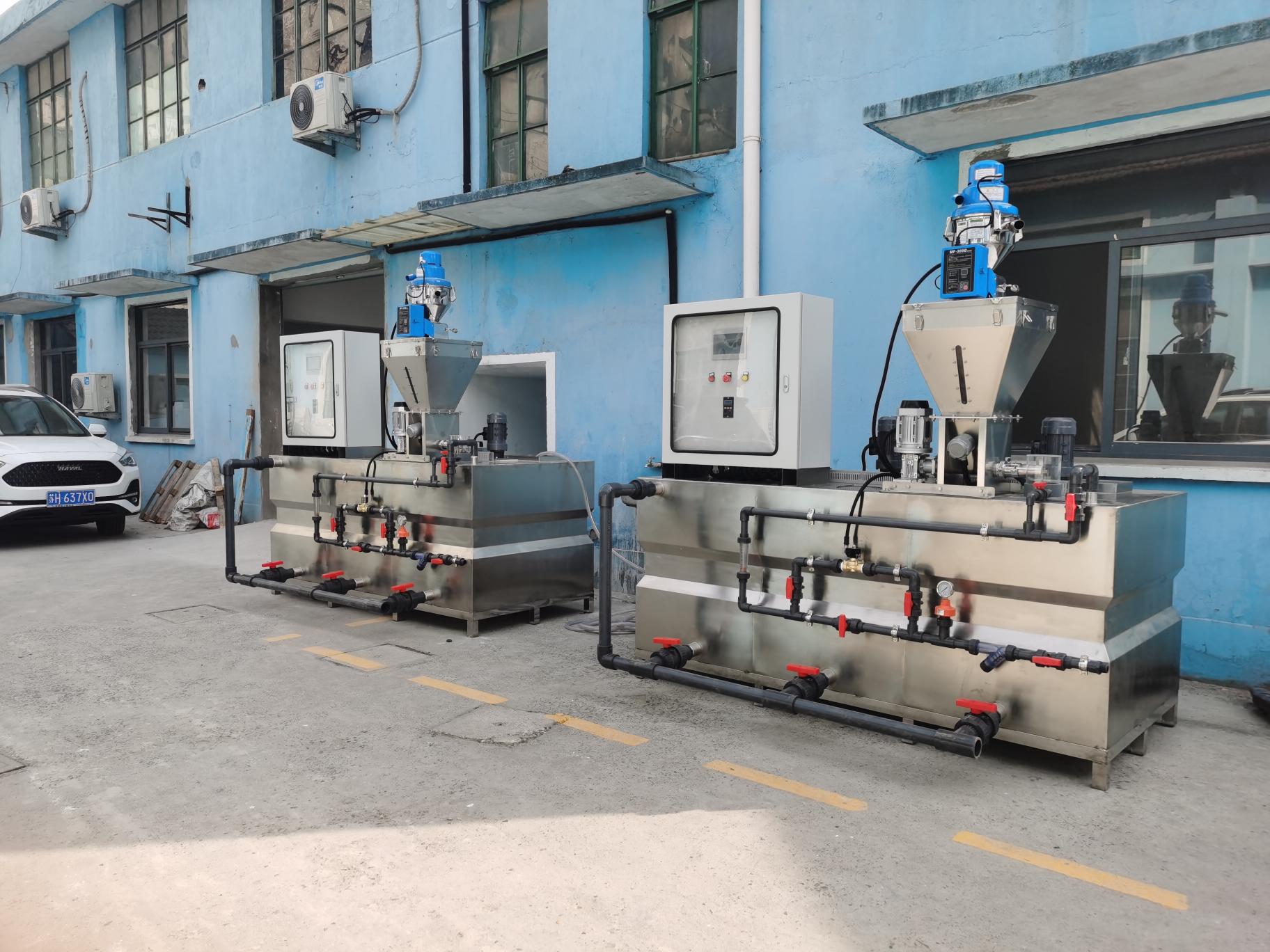 本機(jī)小巧玲瓏，主要由1、電控系統(tǒng)，2、料斗，3、定量干粉投加器，  4、攪拌機(jī)，5、溶液箱，6、排空系統(tǒng)，7、給水系統(tǒng)組成