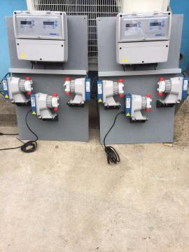 三臺或者四臺加藥計量泵可選，投加絮凝劑計量泵， 加酸計量泵，加氯計量泵和除藻劑加藥泵。