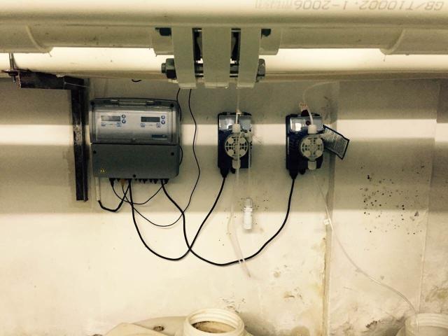 PH測試儀，ORP測試儀，余氯測試儀，濁度測量儀，溫度等測量參數(shù)顯示儀表  三臺或者四臺加藥計量泵可選，投加絮凝劑計量泵， 加酸計量泵，加氯計量泵和除藻劑加藥泵