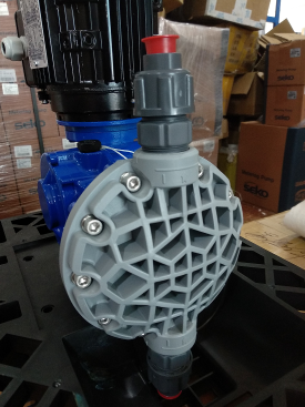 M51系列泵是一種機(jī)械隔膜計(jì)量泵，具有彈黃復(fù)位機(jī)械裝置和鋁制外殼。